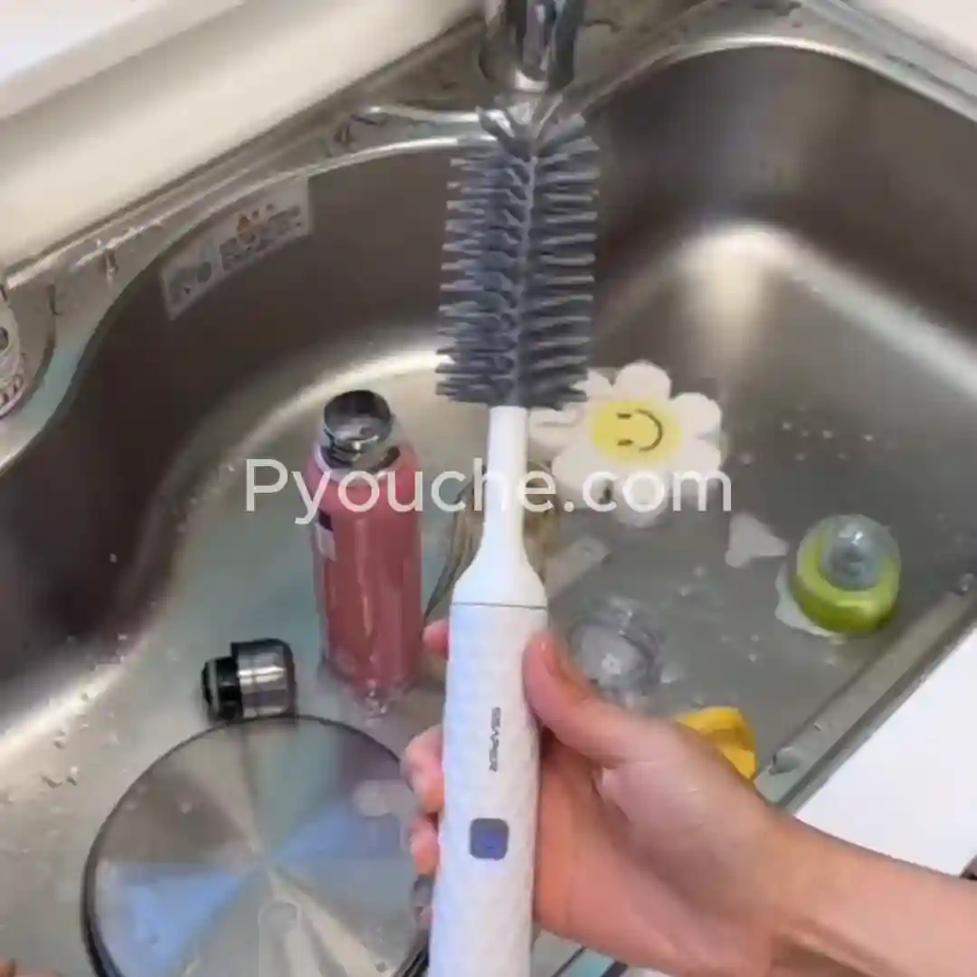 La brosse qui nettoie le biberon de ton bébé en 10 sec