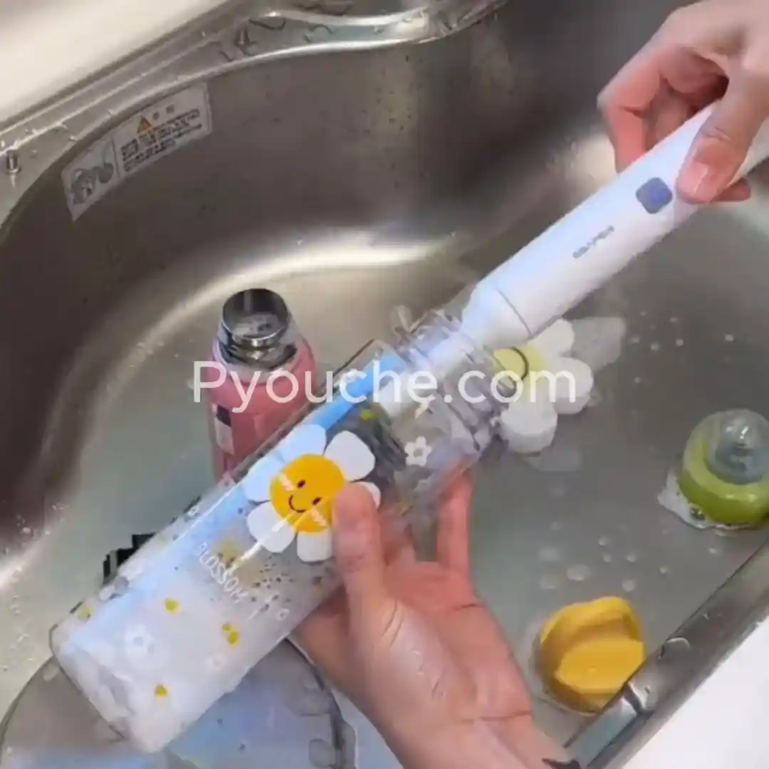 La brosse qui nettoie le biberon de ton bébé en 10 sec