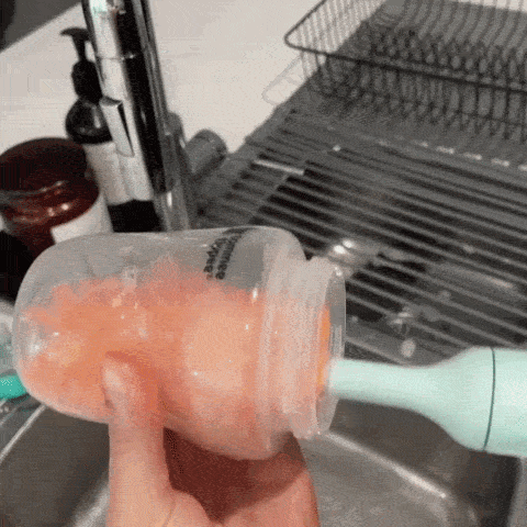 La brosse qui nettoie le biberon de ton bébé en 10 sec